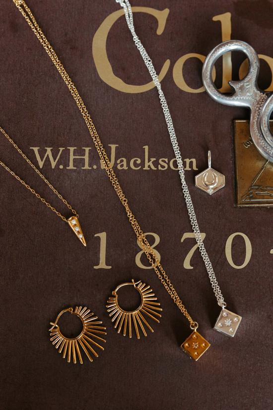 시에라 윈터 주얼리 목걸이/팬던트 온 어 롤 네크리스 - SIERRA WINTER JEWELRY