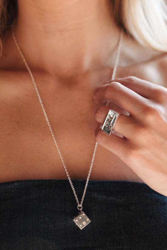  시에라 윈터 주얼리 목걸이/팬던트 온 어 롤 네크리스 - SIERRA WINTER JEWELRY