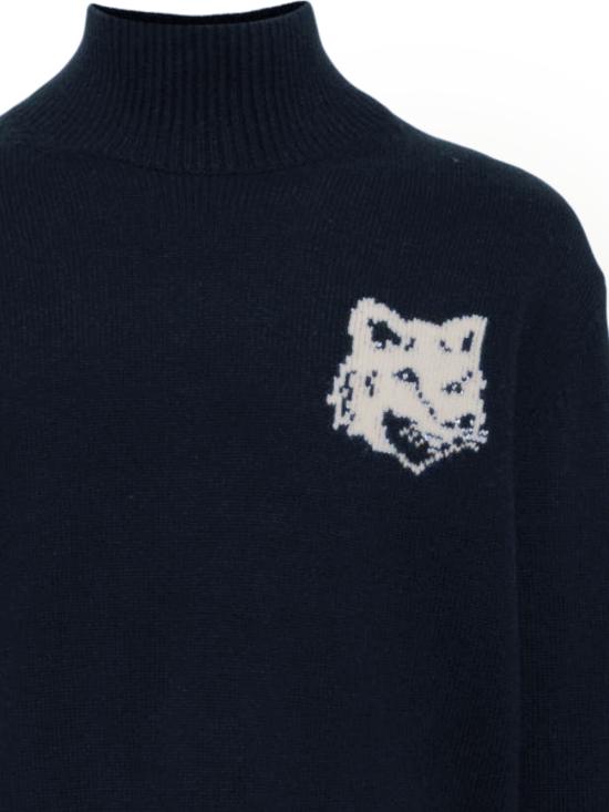 26FW 메종키츠네 폭스 헤드 인타르시아 컴포트 하이 넥 니트 NM00807KM0329 0630 NAVY - MAISON KITSUNE