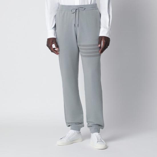 26SS 톰브라운 솔리드 루프백 오버다이 4바 스웨트팬츠 MJQ243AJ0007055 LT GREY